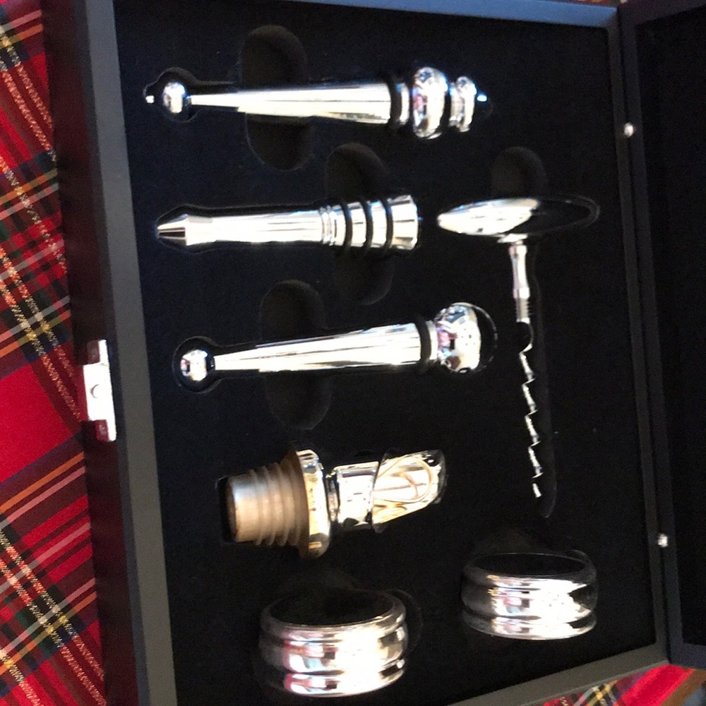 Seven piece wine connoisseur accessories set